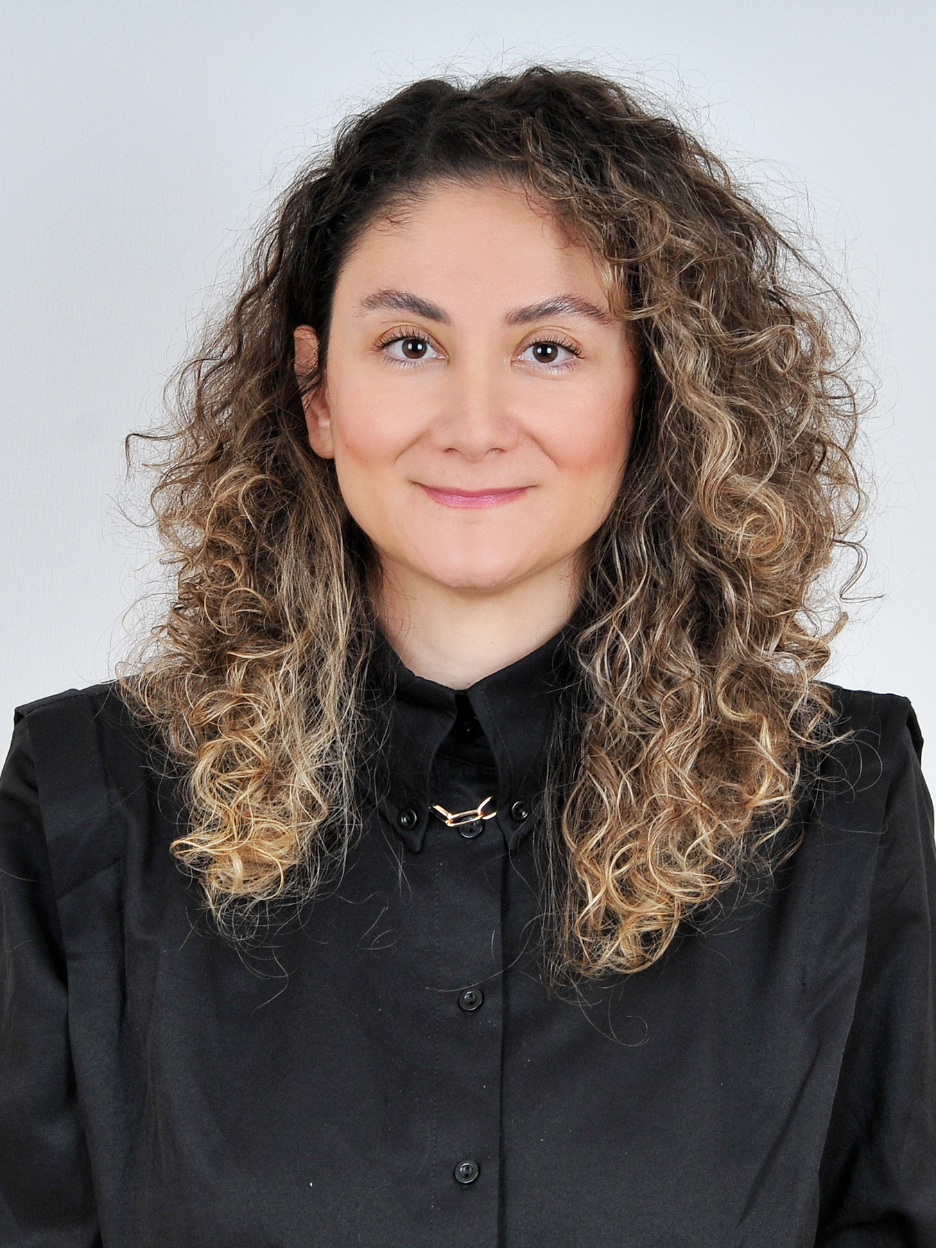 ÖZGE SARI